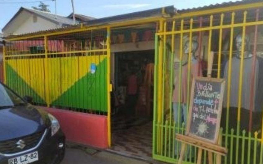 Casa con local comercial