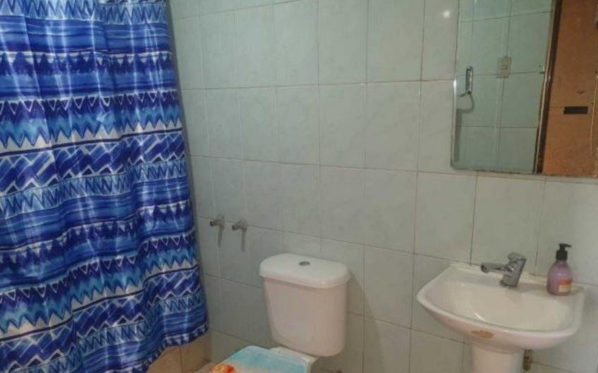 Casa con local comercial