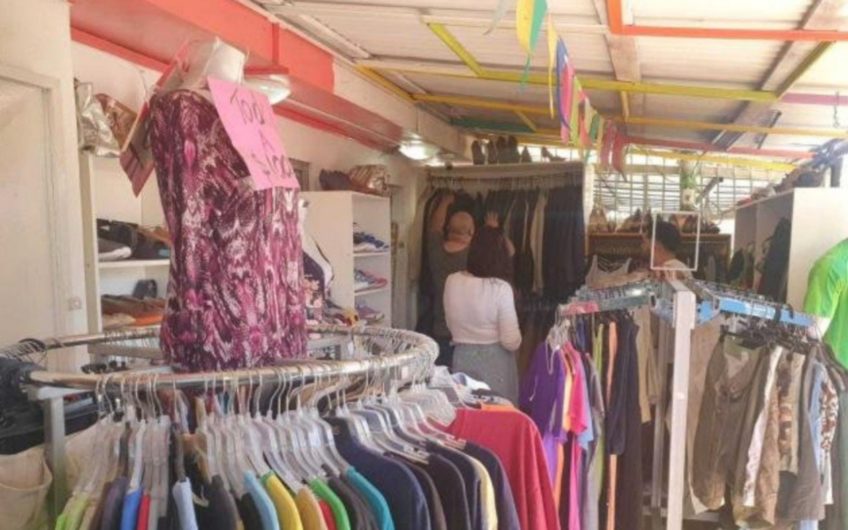 Casa con local comercial