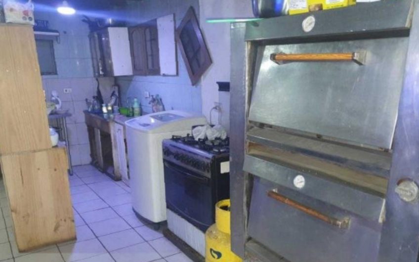 Casa con local comercial