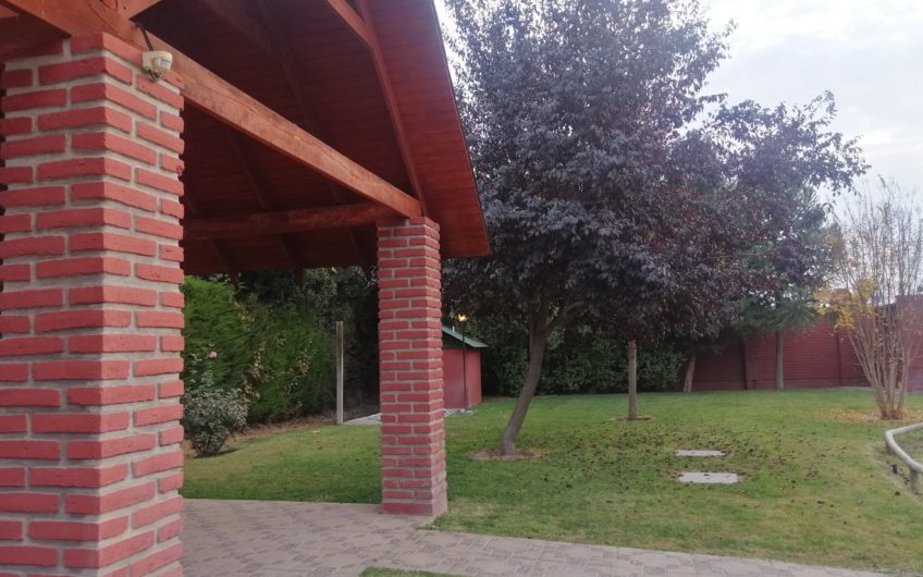 Gran parcela con casa Georgian en Olivar