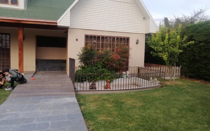 Gran parcela con casa Georgian en Olivar
